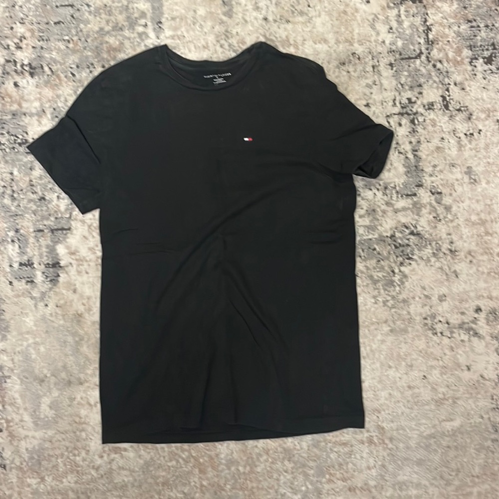 Black tommy hilfinger tee